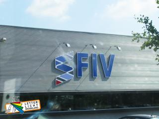 Gevelreclame buiten met logo en tekst in vorm gesneden